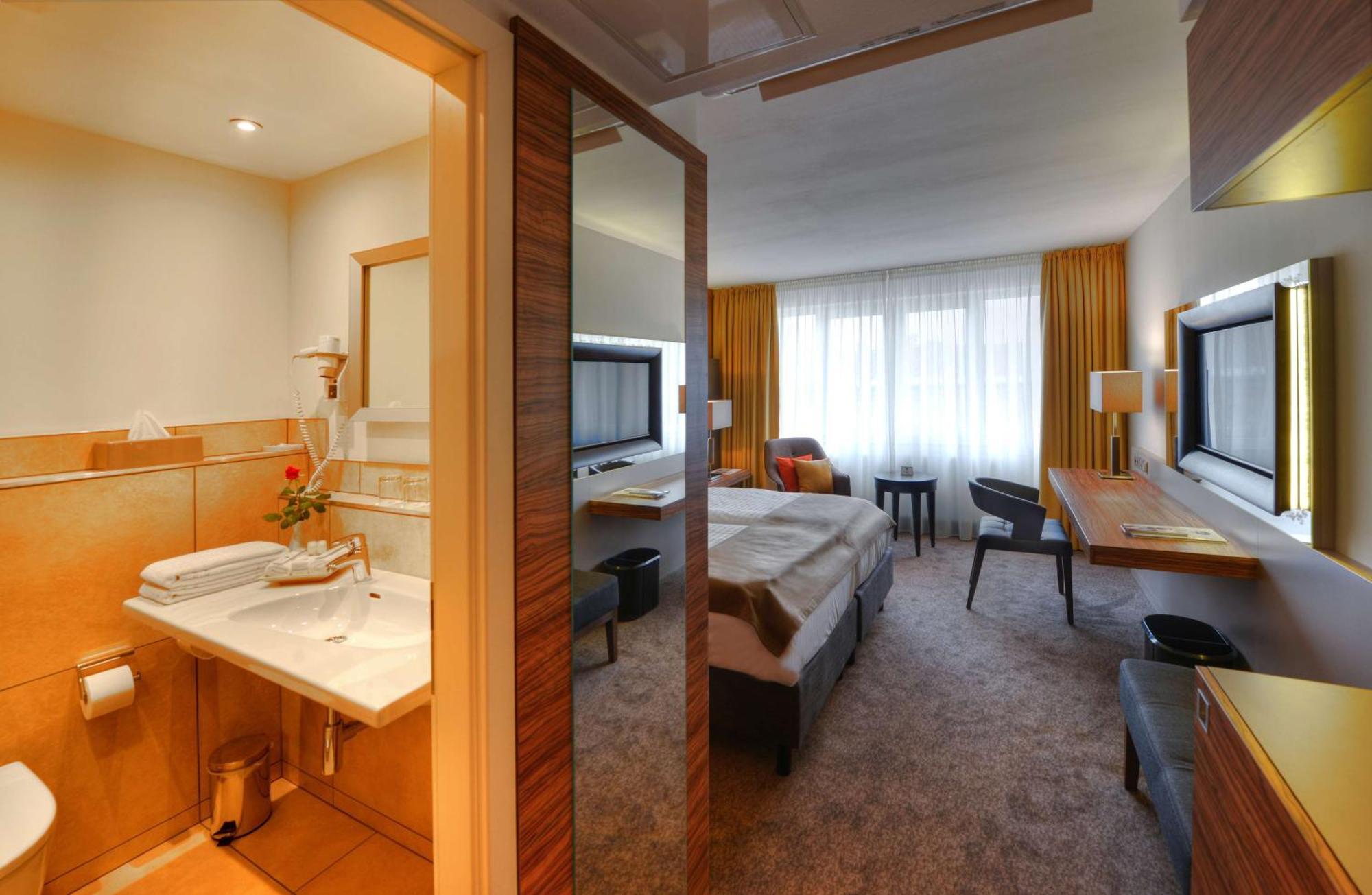 Hotel Western Delta Park 4*